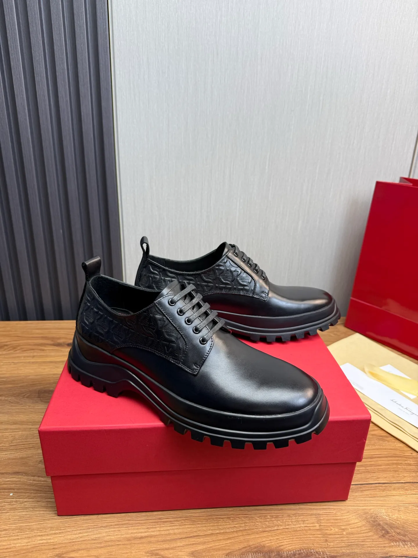 Men's shoes 💰880💰 Ferragamo. [Ferragamo] Men's Loaf leather shoes, the latest hot style, 1:1 original purchase quality, top quality, imported open-edge beaded cowhide leather on the upper, hand-made three-dimensional stitching highlights the round toe design, the inner feet are made of imported cowhide, with original wear-resistant rubber outsole, matching code 39-44, (38, 45 custom-made, non-refundable)